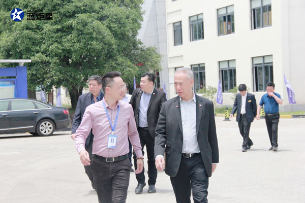 焦点娱乐电器总经理钱松良先生(左)