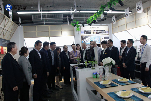 参观焦点娱乐展厅