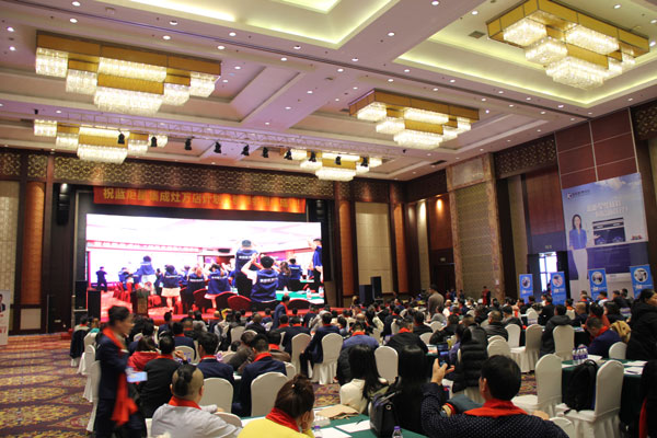 (贵宾们参观焦点娱乐智能智造小镇)