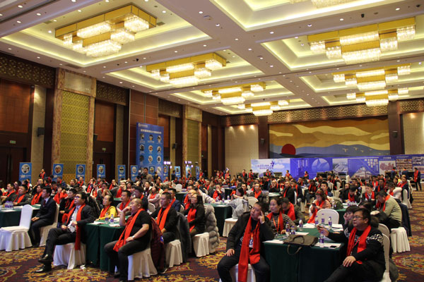 (贵宾们参观焦点娱乐智能智造小镇)