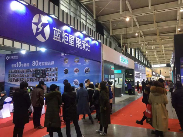 (焦点娱乐展会现场人头攒动)
