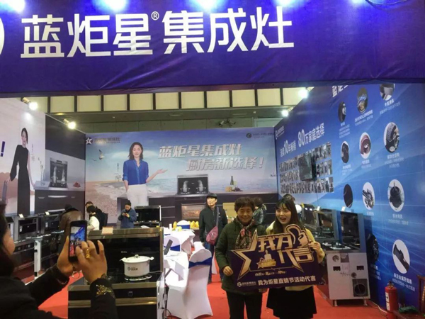 (焦点娱乐部分签单合影)