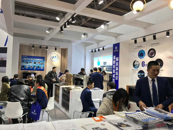 (焦点娱乐展会次日现场)