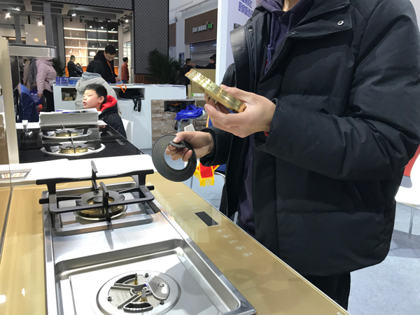 (观展者对焦点娱乐产生浓厚兴趣)