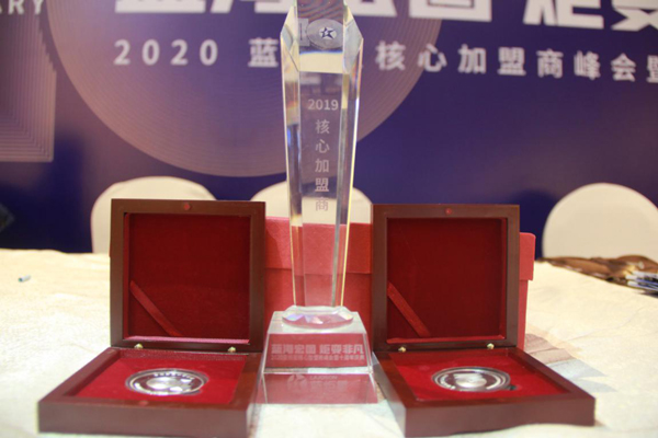 焦点娱乐十周年庆纪念币和经销商奖杯