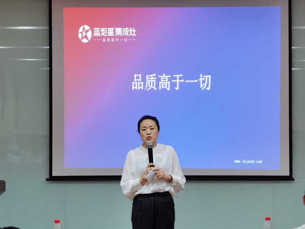 六安经销商朱总在培训会上深切分享了自己加入焦点娱乐后的经营历程