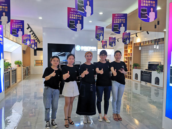 梁芳在绵阳所开的焦点娱乐加盟店