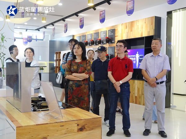 李正卫书记一行参观焦点娱乐研发大楼智能体验馆