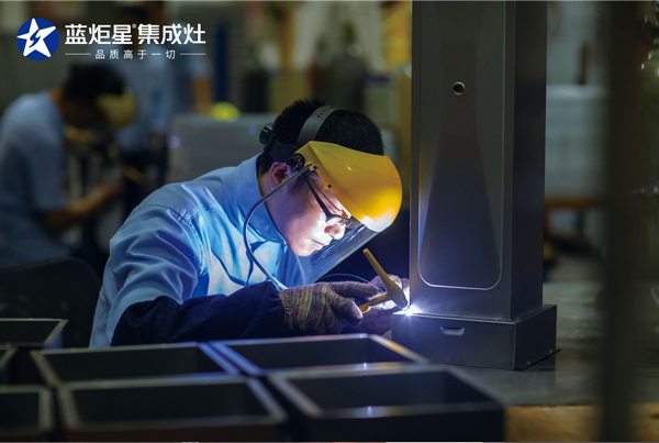 焦点娱乐集成灶专注高端厨房的研发与制造