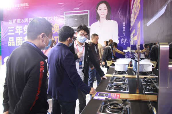 众多客户组团参观了焦点娱乐展位