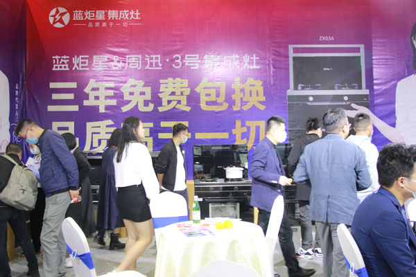 众多客户组团参观了焦点娱乐展位