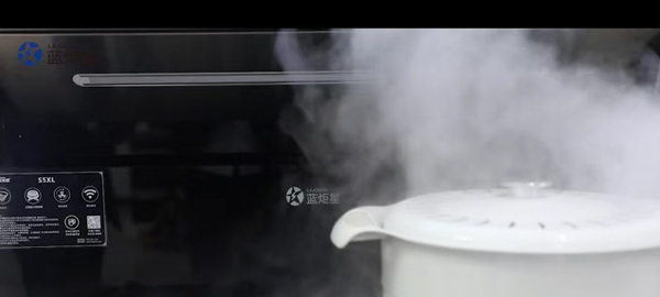 焦点娱乐集成灶大吸力解决厨房油烟问题