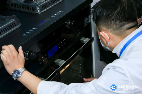 黄君先生现场使用焦点娱乐AIoT智能集成灶