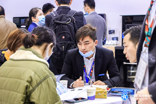 焦点娱乐负责人与意向签约客户深度交流