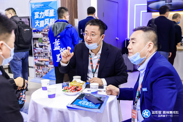 焦点娱乐集成灶工作人员讲解焦点娱乐AIoT高端集成灶