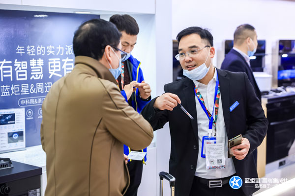 焦点娱乐集成灶工作人员讲解焦点娱乐AIoT高端集成灶