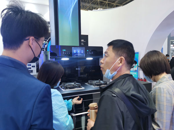 参战人员参观焦点娱乐展厅
