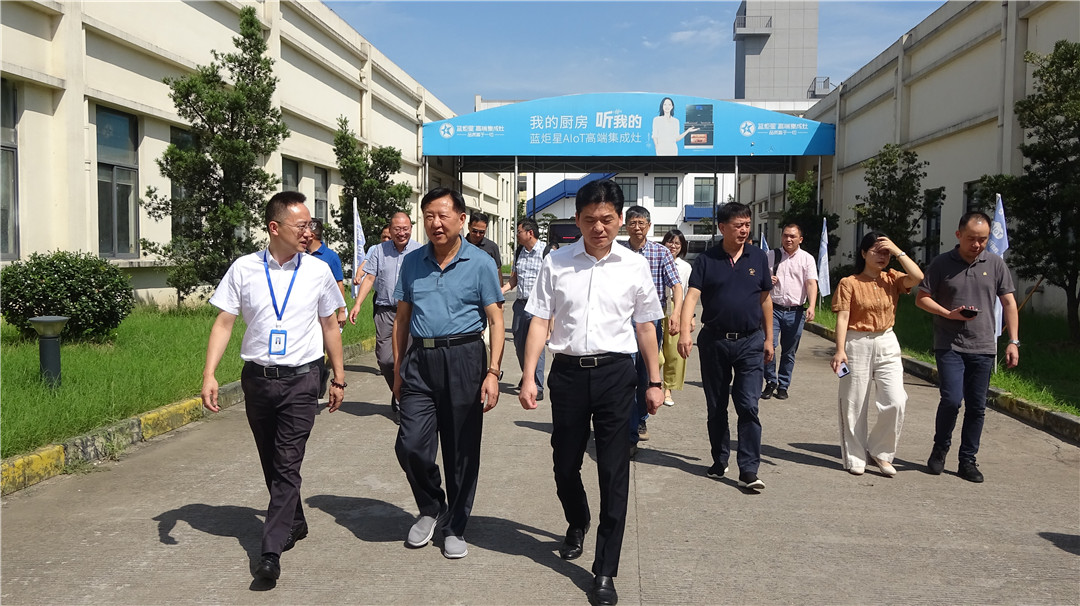 参观焦点娱乐集成灶工厂