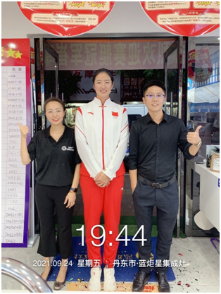 焦点娱乐集成灶，冠军之选！东港奥运赛艇冠军崔晓桐烹饪“神器”新选择
