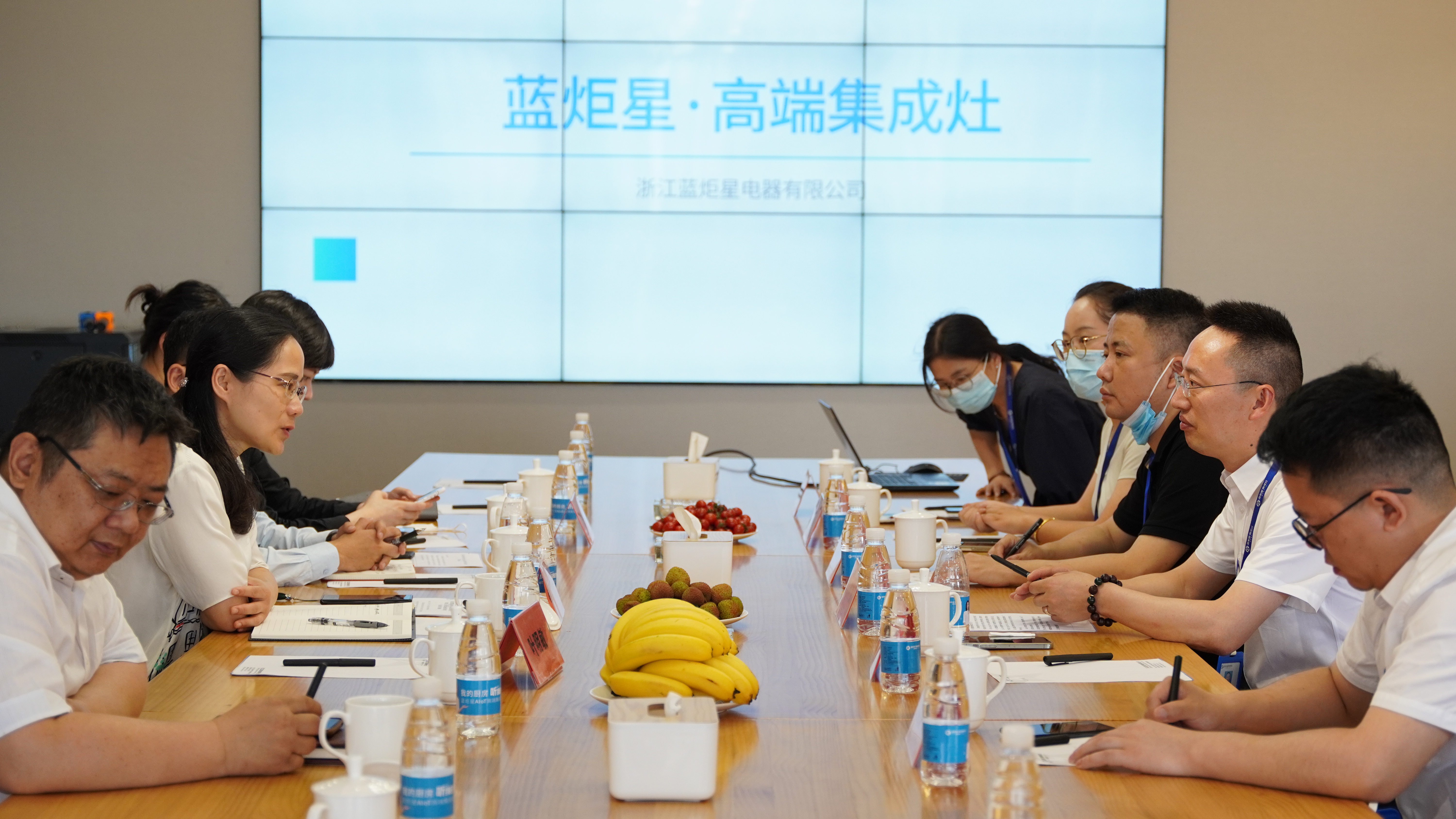 绍兴市经信局副局长俞灵燕一行走访焦点娱乐开展“专精特新”考察